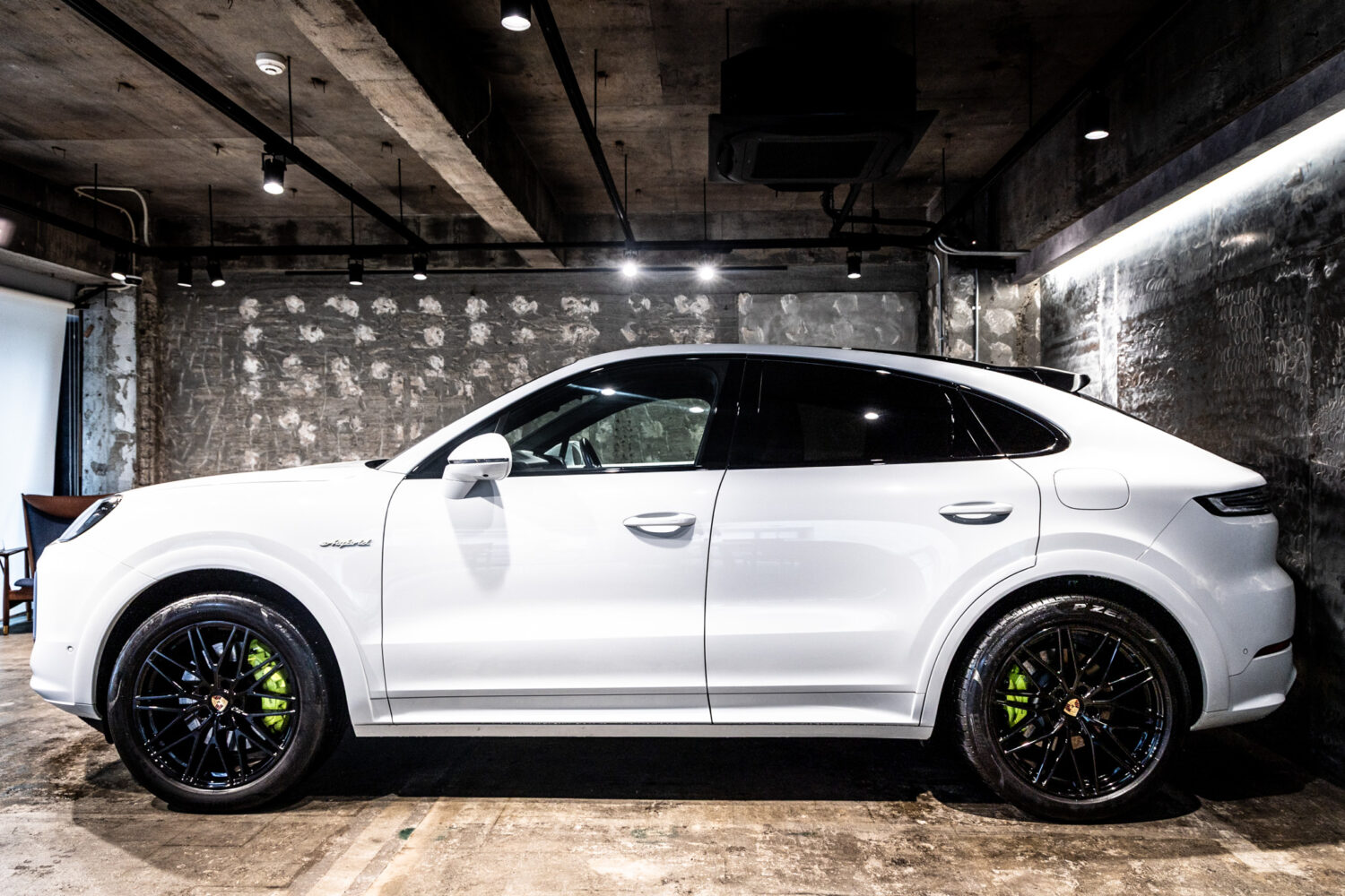 カイエンクーペ E-Hybrid Tip-S リアコンフォートベンチシート 4WD