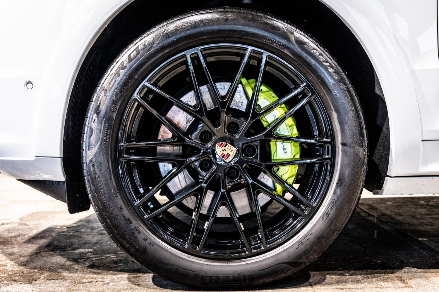 カイエンクーペ E-Hybrid Tip-S リアコンフォートベンチシート 4WD