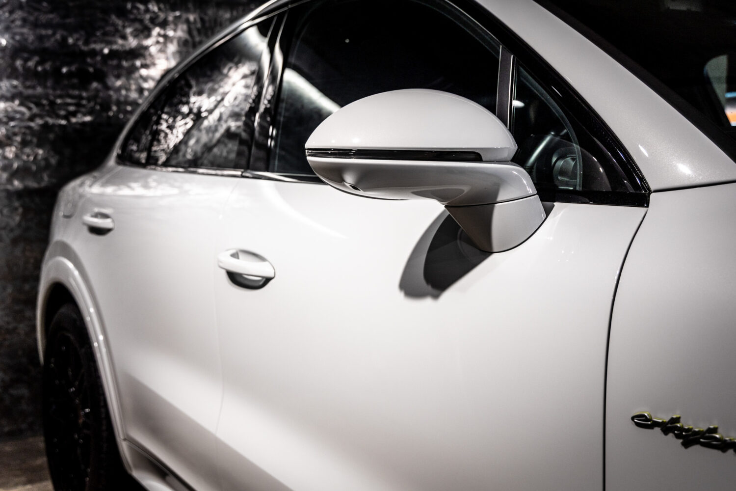 カイエンクーペ E-Hybrid Tip-S リアコンフォートベンチシート 4WD