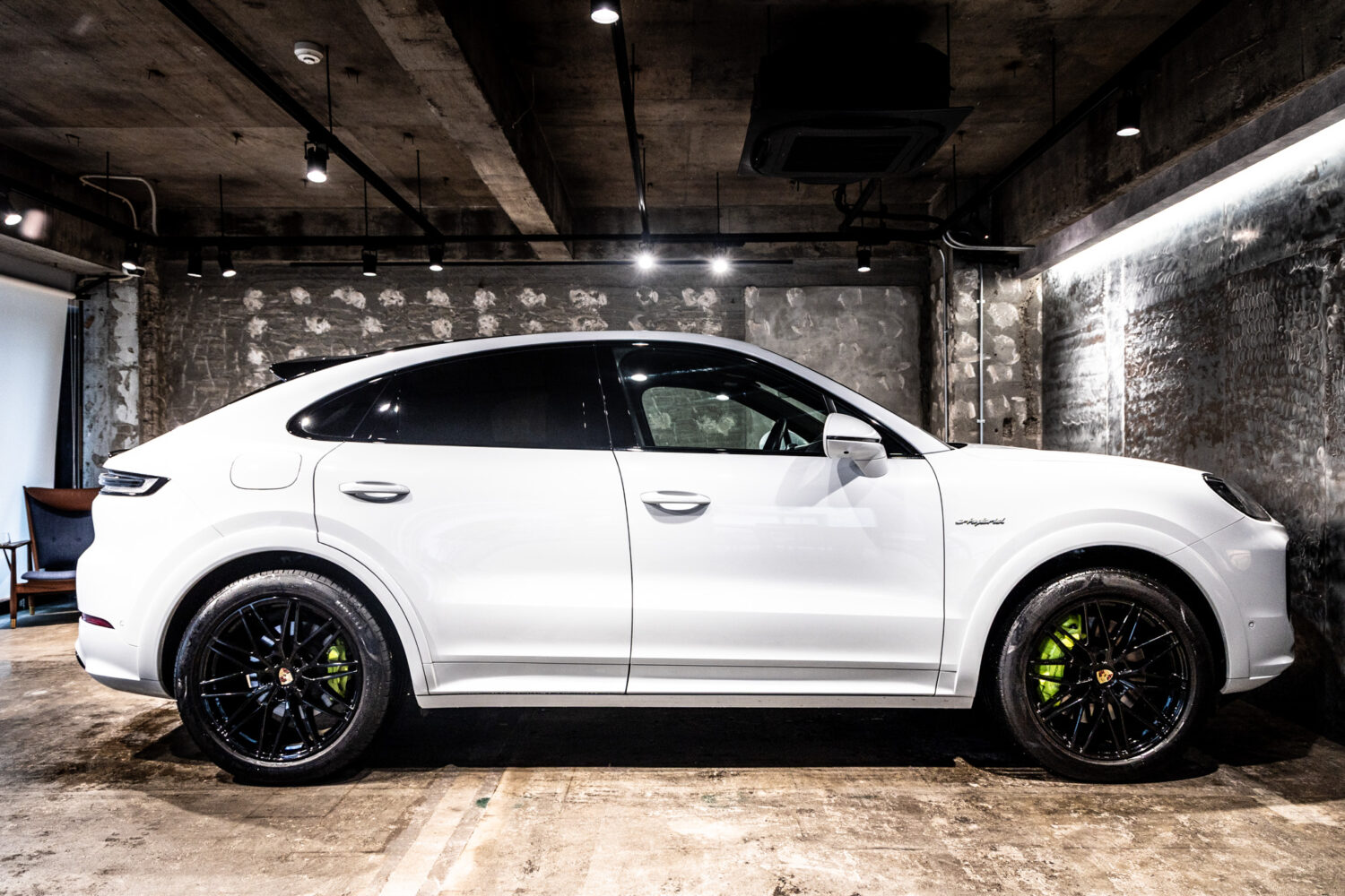 カイエンクーペ E-Hybrid Tip-S リアコンフォートベンチシート 4WD