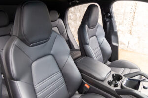 カイエンクーペ E-Hybrid Tip-S リアコンフォートベンチシート 4WD