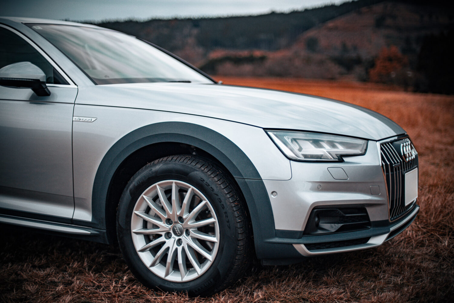 アウディ・A4オールロードクワトロ（4WD/7AT）自由に遊ぶ