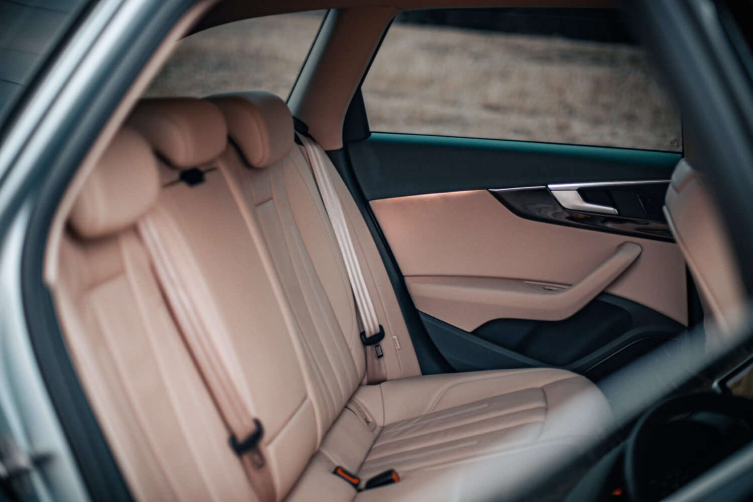 アウディ・A4オールロードクワトロ（4WD/7AT）自由に遊ぶ