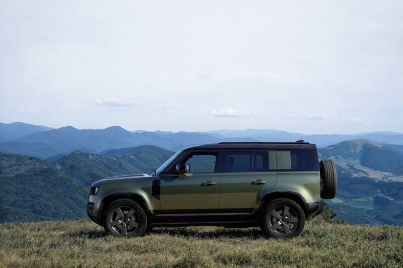 日本限定の特別仕様車　ランドローバー・ディフェンダー　日本上陸75年を記念