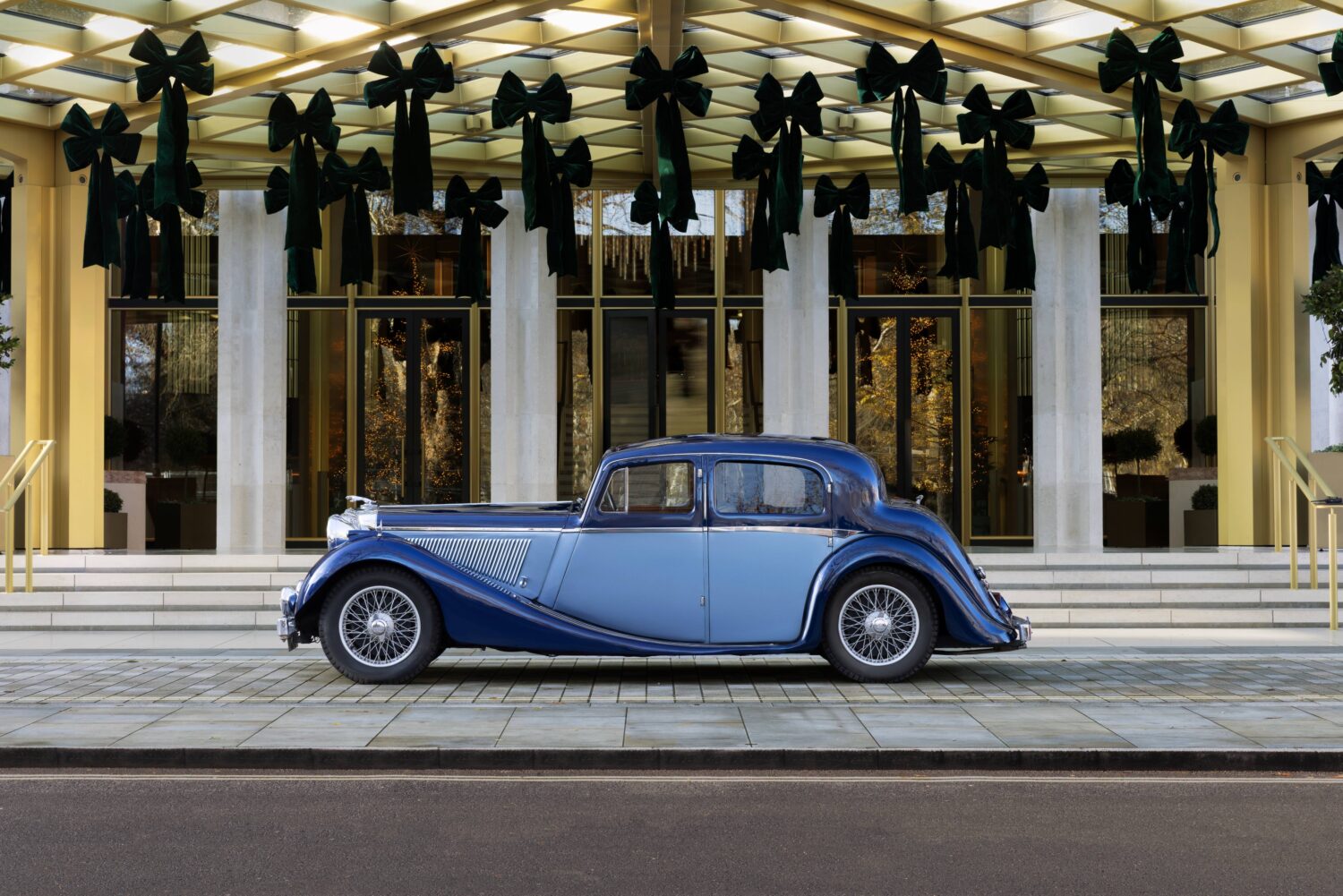 ジャガーの90周年記念　ロンドンの街中で「タイプ00」と「SSジャガー」を披露