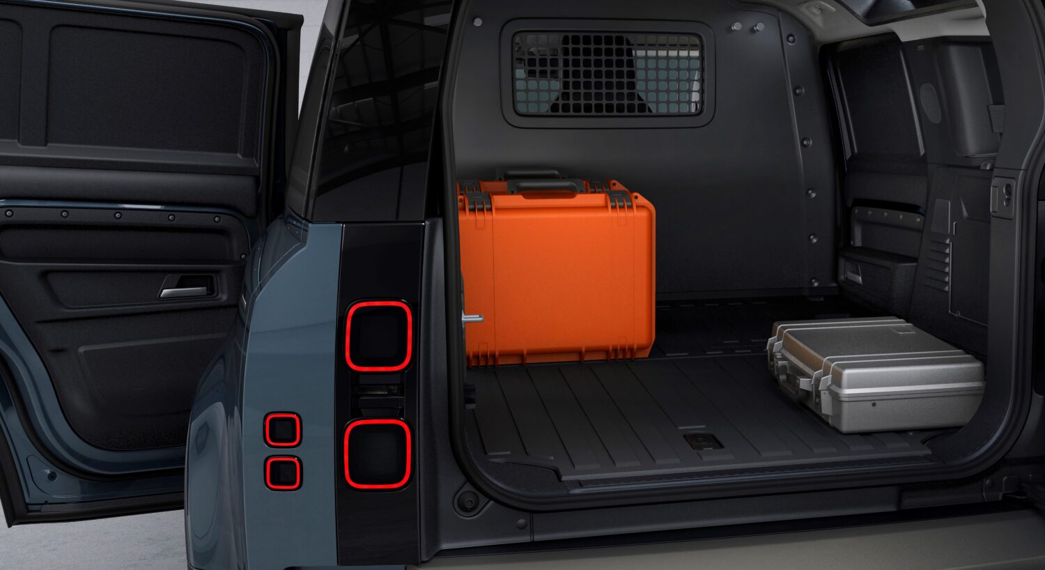 日本初導入の商用モデル　ランドローバー・ディフェンダー　2人乗り仕様のハードトップ