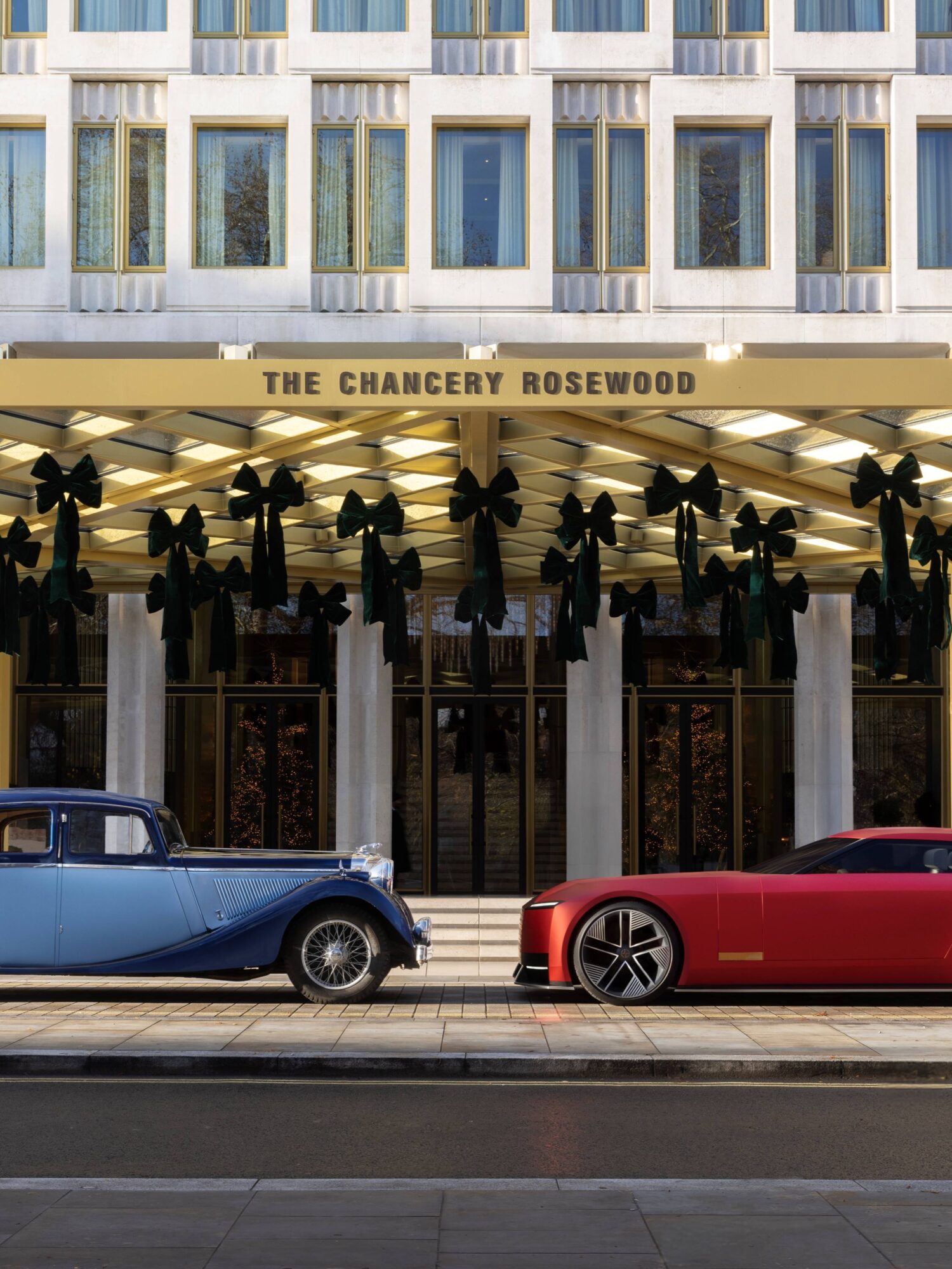 90年の時を隔てながらも「Copy Nothing」という信念によって結ばれた2台のモデルは、それぞれの時代における伝統からの脱却を象徴。