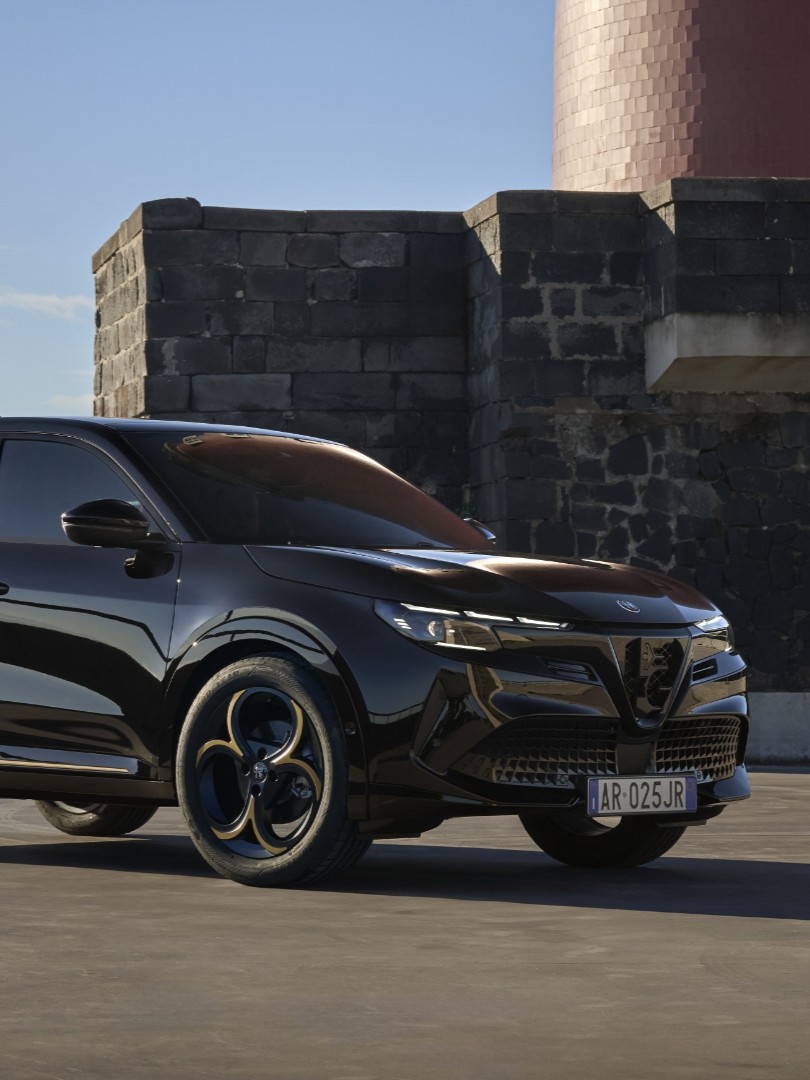 ゴールドが際立つ専用エクステリアパーツと、アクセントカラーが彩る上質な室内空間を持つアルファ・ロメオ・ジュニア・インテンサが180台限定登場した。