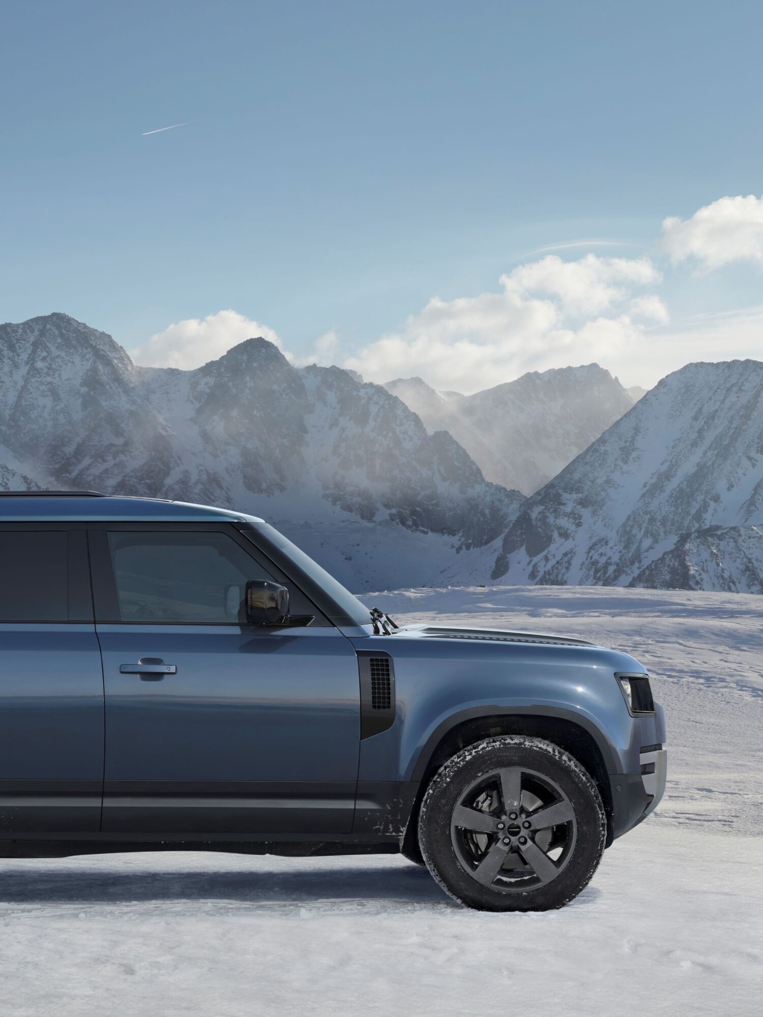 ディフェンダー史上最も高い堅牢性と実用性を備えたモデルとして「ハードトップ」が2人乗り仕様で復活。同ブランドにおいて、商用モデルは日本初導入となる。