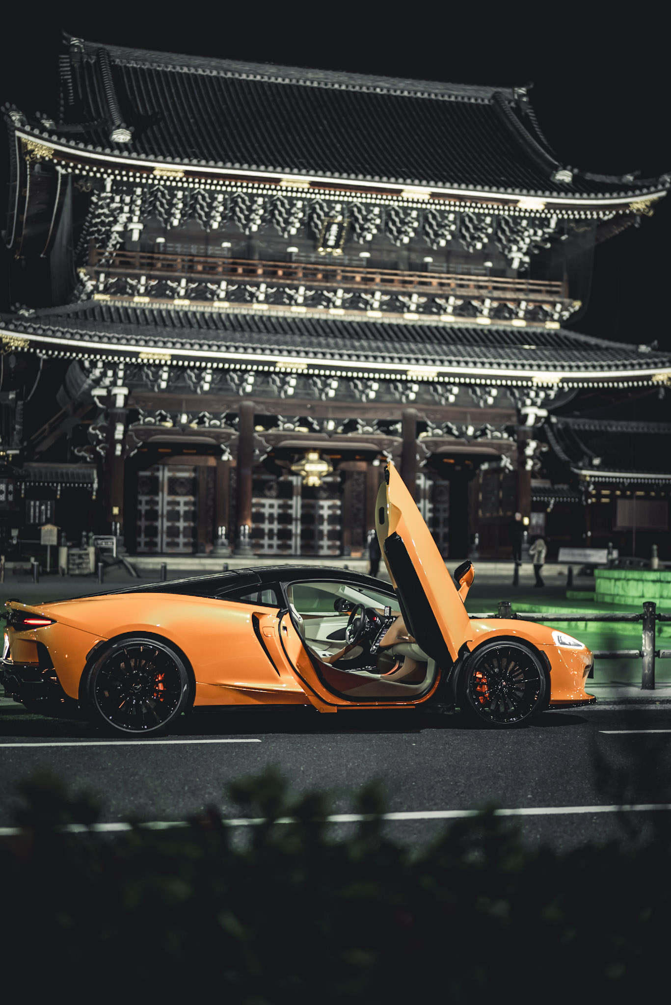 ミッドシップのまま、遠くへ行ける。マクラーレン GTは、速さの思想を一切崩さずに、GTツアラーとしての成立を目指した異色の存在だ。しなやかな足と構えすぎない空気感は、ポルシェを愛してきた人ほど、その本質に気づかされる。