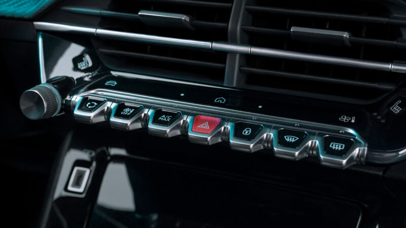 最新パワートレイン搭載　プジョー208GTハイブリッド　実燃費が飛躍的に向上