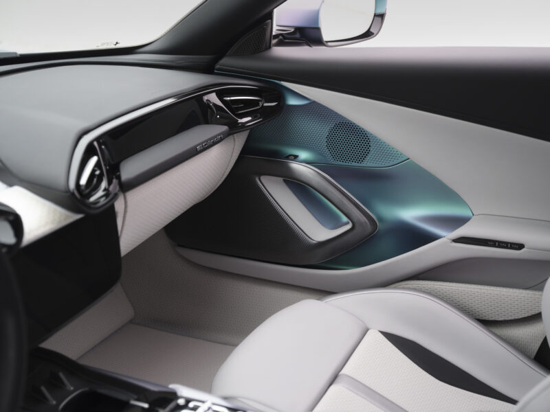 三大陸にまたがるコラボレーション　フェラーリ12チリンドリ　テーラーメイドモデル