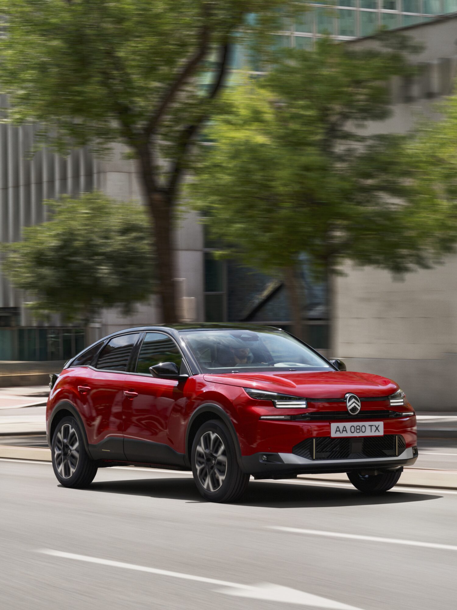 新世代シトロエンデザインを象徴するフロントフェイスの採用により、見る人の印象に残る個性を備えるとともに、同セグ輸入車として最高燃費を誇るハイブリッドパワートレインを搭載。