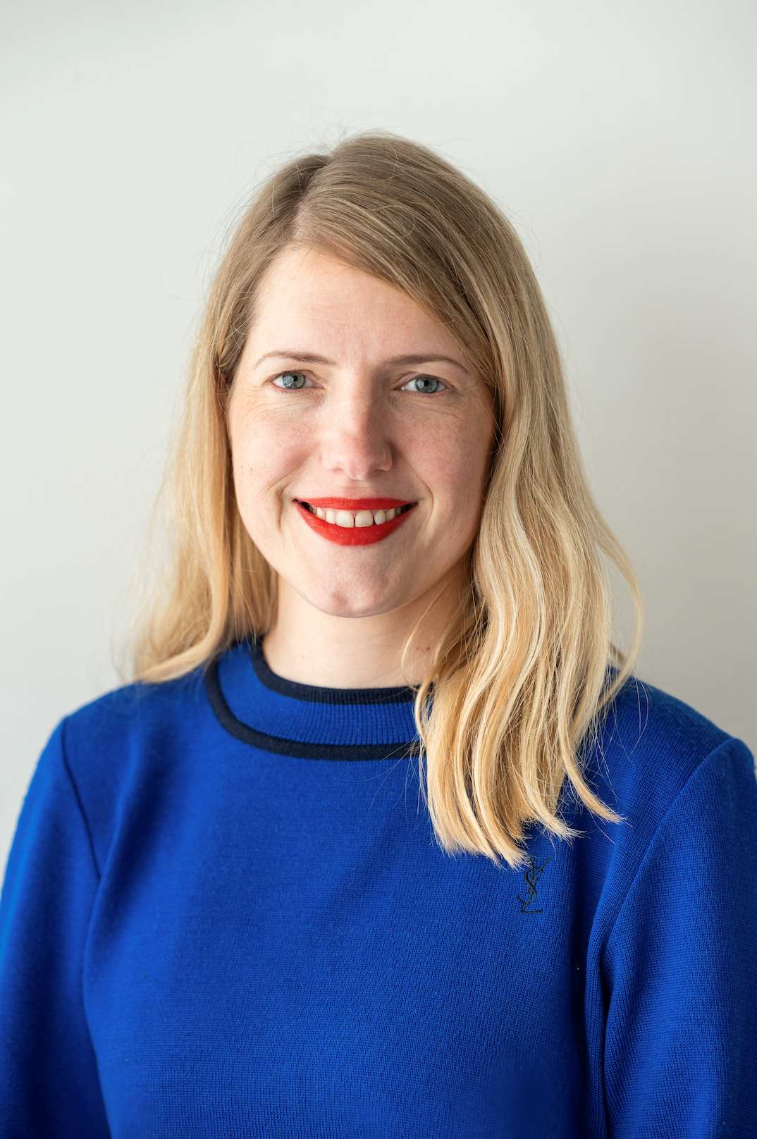 ルノー・カングーに20セットのデコパネル　「アパルトマンから眺めるパリの風景」