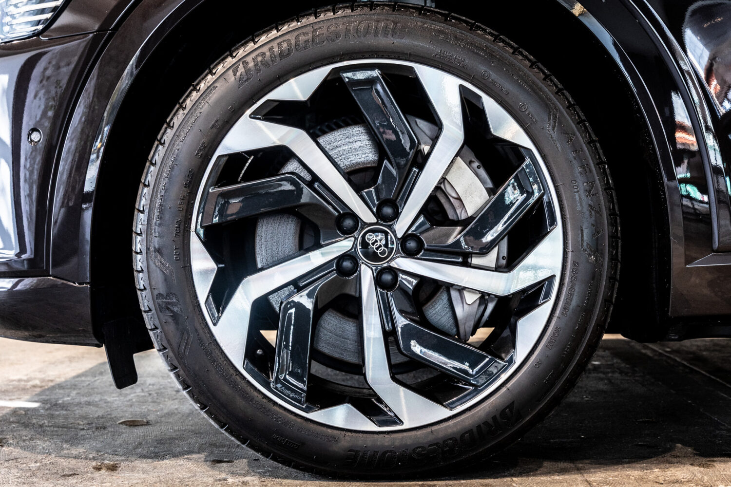 Q8スポーツバック e-トロン 55 クワトロ Sライン