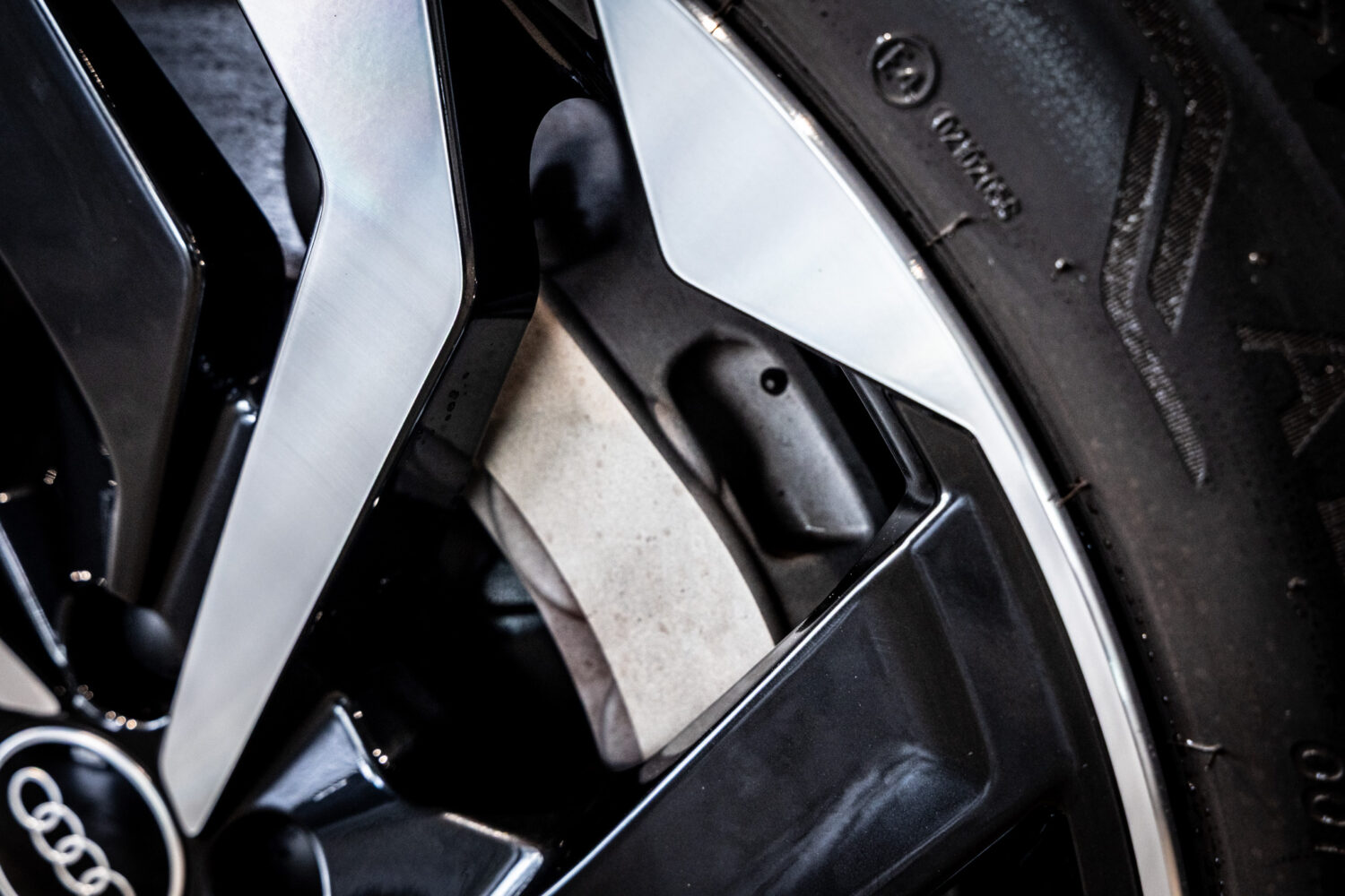 Q8スポーツバック e-トロン 55 クワトロ Sライン