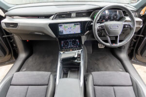 Q8スポーツバック e-トロン 55 クワトロ Sライン