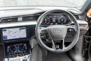 Q8スポーツバック e-トロン 55 クワトロ Sライン