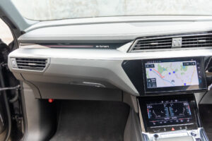 Q8スポーツバック e-トロン 55 クワトロ Sライン