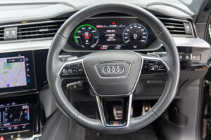 Q8スポーツバック e-トロン 55 クワトロ Sライン