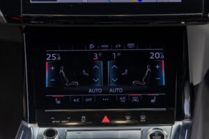 Q8スポーツバック e-トロン 55 クワトロ Sライン