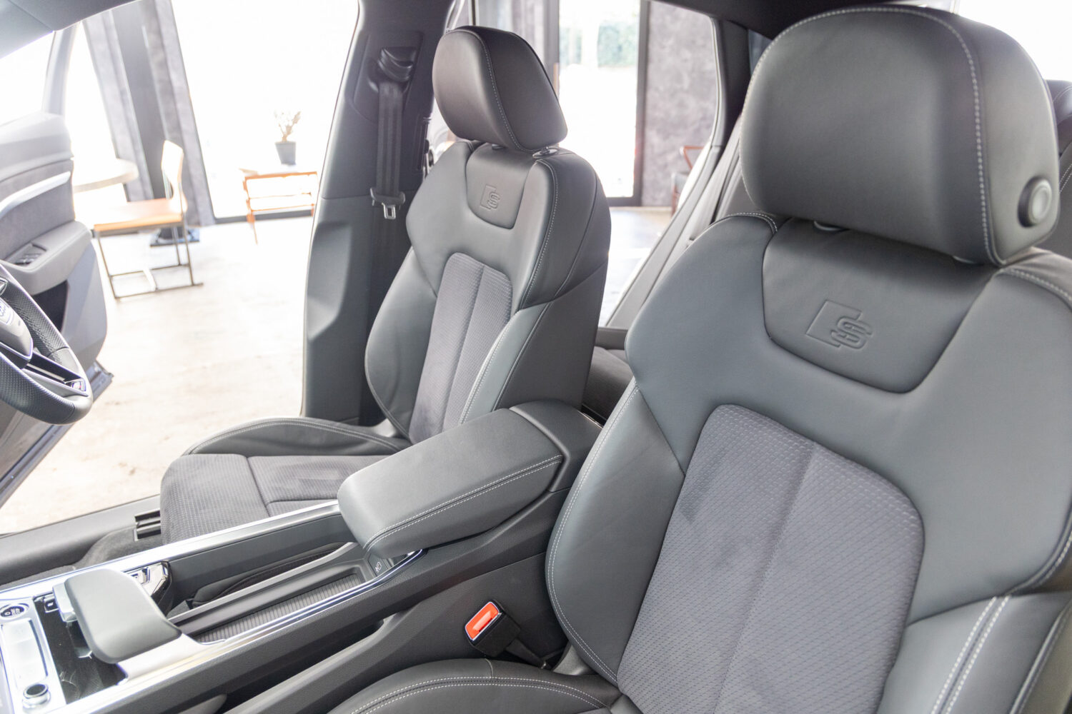 Q8スポーツバック e-トロン 55 クワトロ Sライン