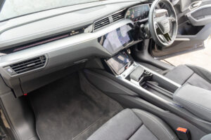 Q8スポーツバック e-トロン 55 クワトロ Sライン