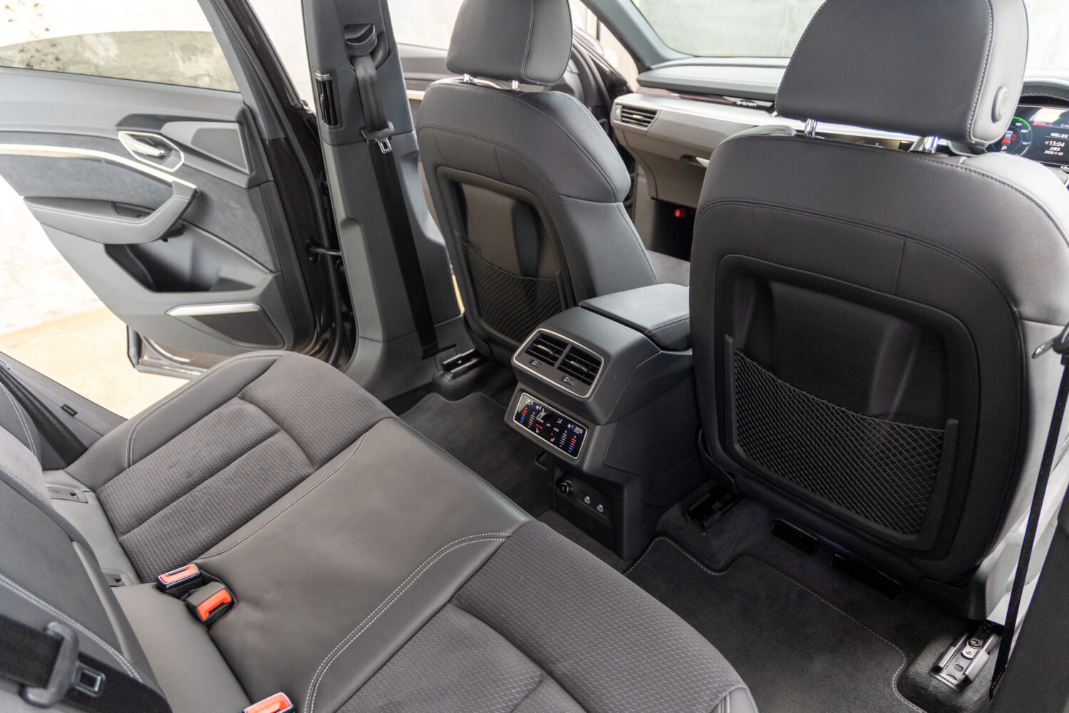 Q8スポーツバック e-トロン 55 クワトロ Sライン