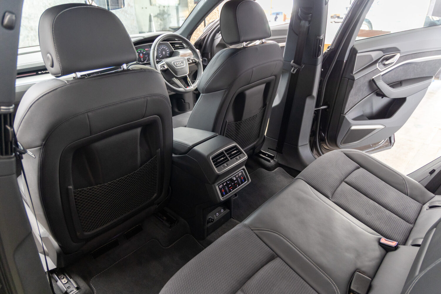 Q8スポーツバック e-トロン 55 クワトロ Sライン