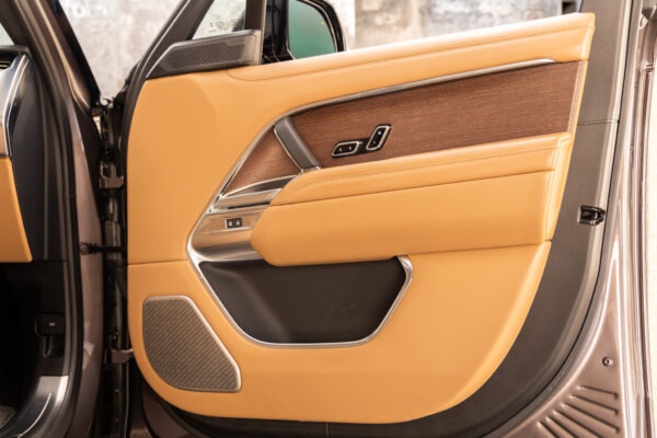 レンジローバー オートバイオグラフィ 4.4L P530 LWB 4WD