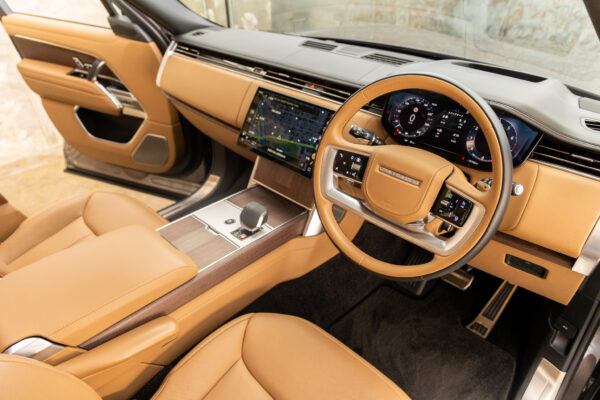 レンジローバー オートバイオグラフィ 4.4L P530 LWB 4WD