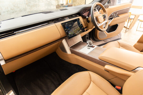 レンジローバー オートバイオグラフィ 4.4L P530 LWB 4WD