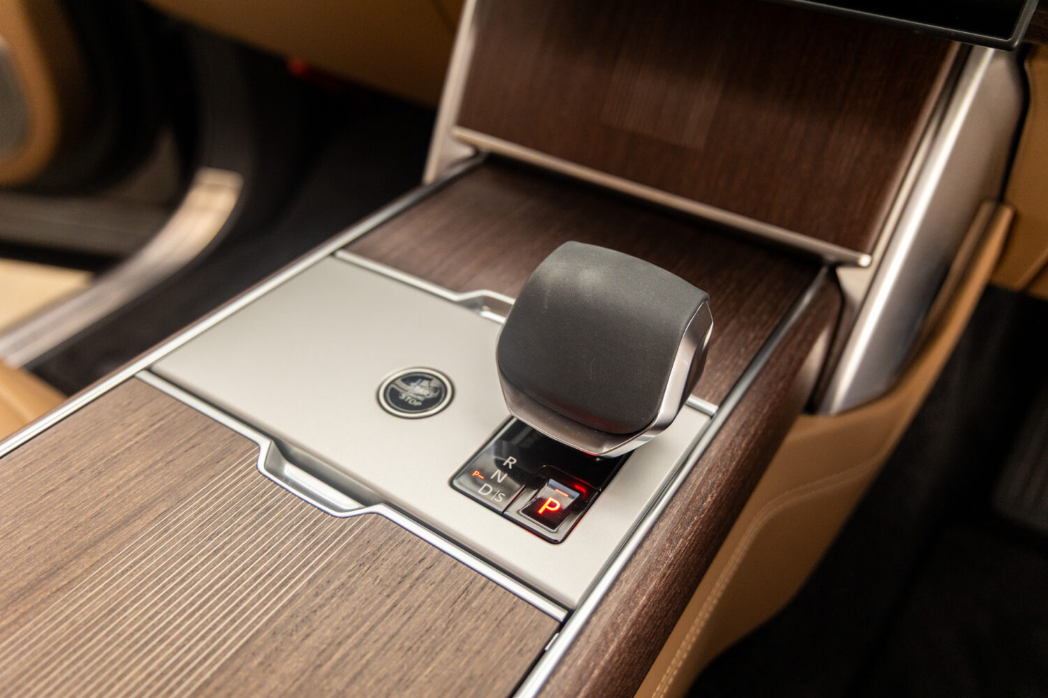 レンジローバー オートバイオグラフィ 4.4L P530 LWB 4WD