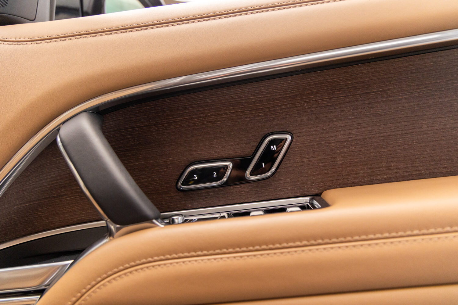 レンジローバー オートバイオグラフィ 4.4L P530 LWB 4WD