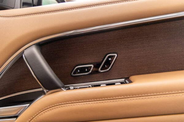 レンジローバー オートバイオグラフィ 4.4L P530 LWB 4WD