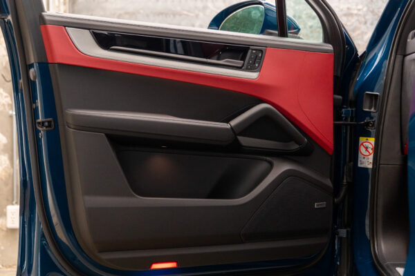 カイエン E-ハイブリッド ティプトロニックS 4WD