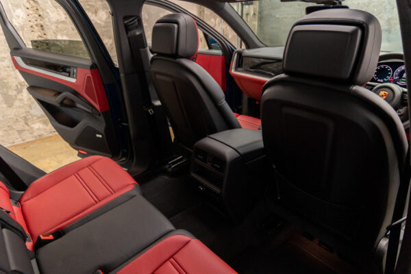 カイエン E-ハイブリッド ティプトロニックS 4WD