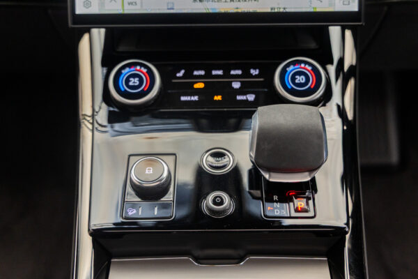 レンジローバースポーツ ダイナミックS 3.0L D300 4WD