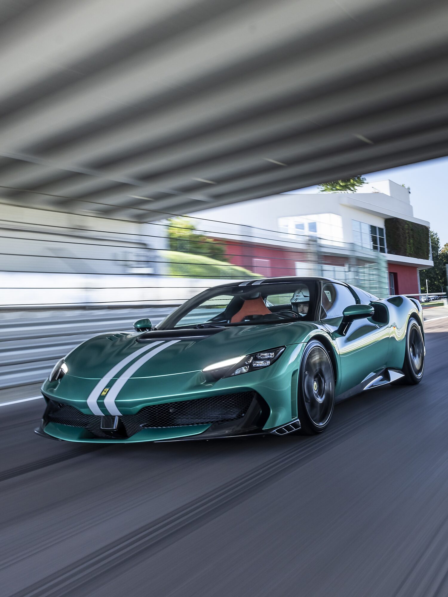 フェラーリF80/296スペチアーレが自動車業界で最も名誉ある賞である「TG AWARDS 2026」でダブル受賞を果たした。