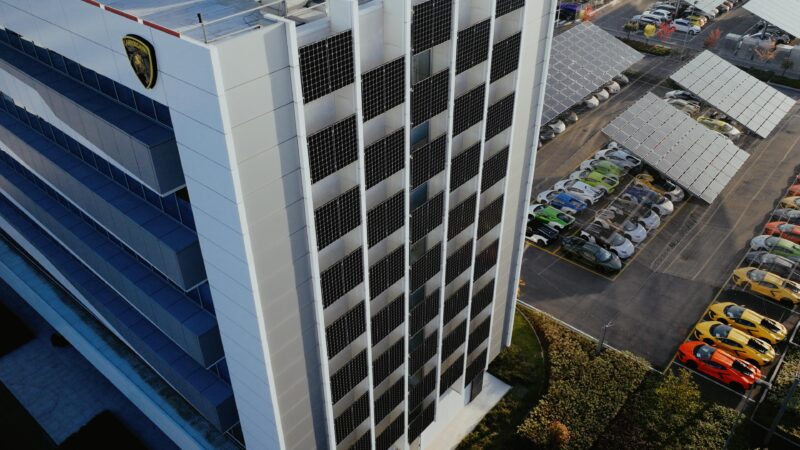 ランボルギーニの脱炭素化戦略が更に前進　本社工場の太陽光発電設備を拡張