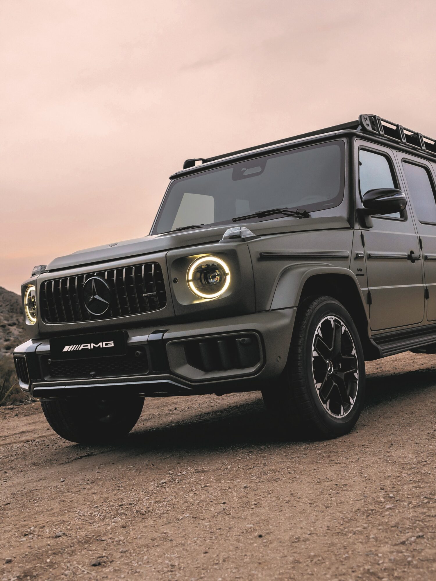 G63初採用となるプロフェッショナル仕様のルーフラゲッジとスペアタイヤホルダーを採用し、外装色には本モデル限定のマットペイント2色をラインナップした。