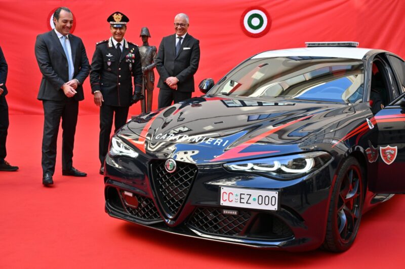 伊カラビニエリに納車 アルファ・ロメオとマセラティが臓器/血液の緊急輸送用車両に