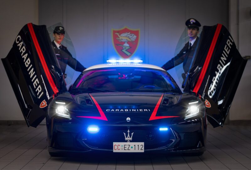 伊カラビニエリに納車　アルファ・ロメオとマセラティが臓器/血液の緊急輸送用車両に