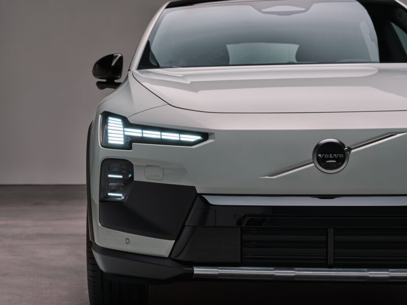 もっと自由に、まだ見ぬ世界へ　ボルボEX60クロスカントリー登場