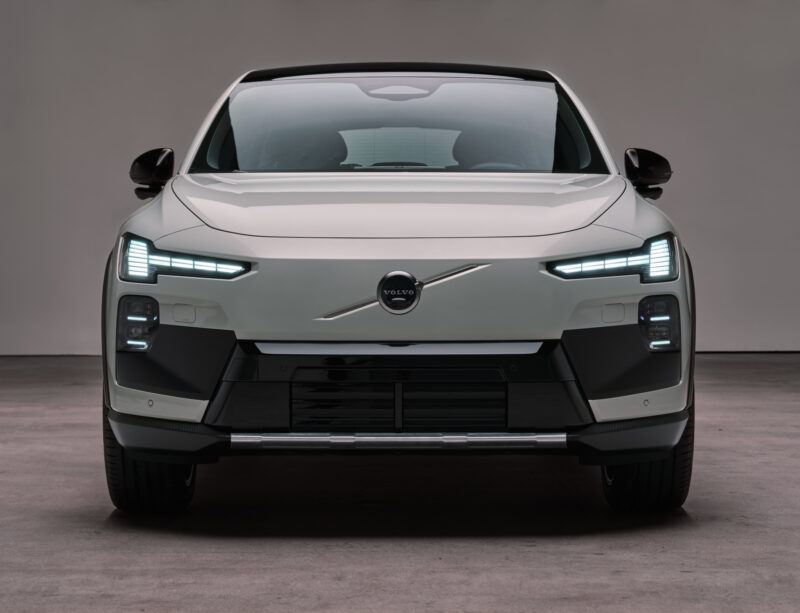 もっと自由に、まだ見ぬ世界へ　ボルボEX60クロスカントリー登場