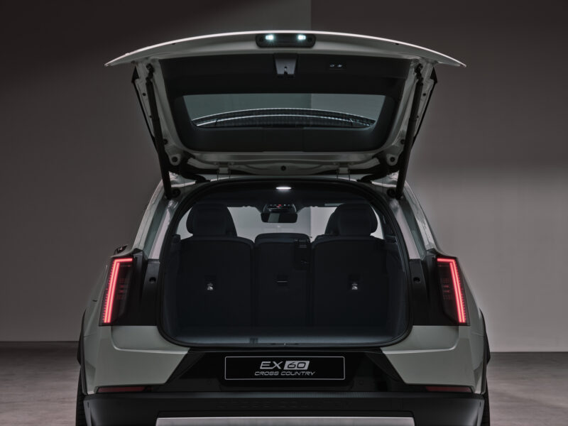 もっと自由に、まだ見ぬ世界へ　ボルボEX60クロスカントリー登場