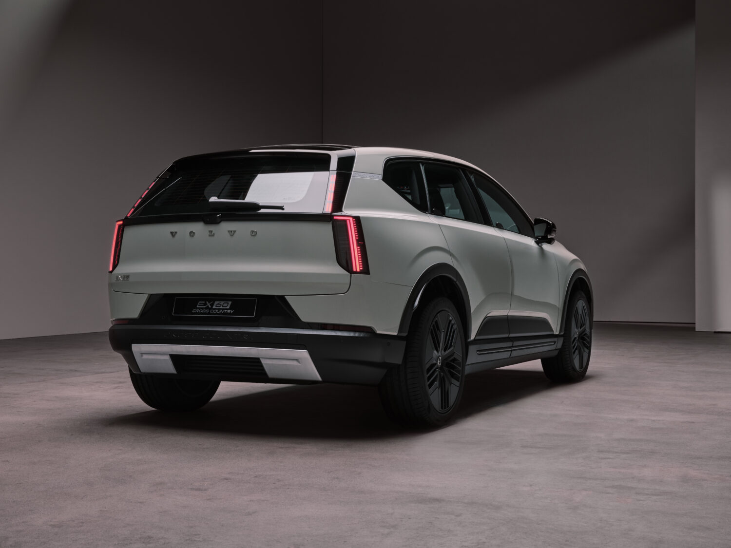 もっと自由に、まだ見ぬ世界へ　ボルボEX60クロスカントリー登場