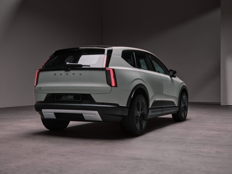 もっと自由に、まだ見ぬ世界へ　ボルボEX60クロスカントリー登場