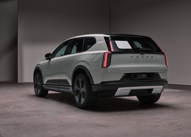 もっと自由に、まだ見ぬ世界へ　ボルボEX60クロスカントリー登場