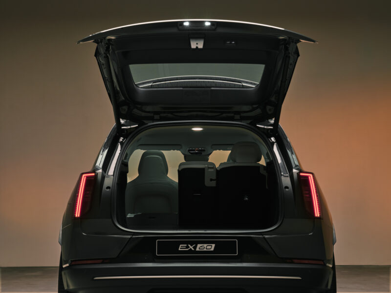 遂に電動ミッドサイズSUV登場　ボルボEX60　ゲームチェンジャーとなる一台